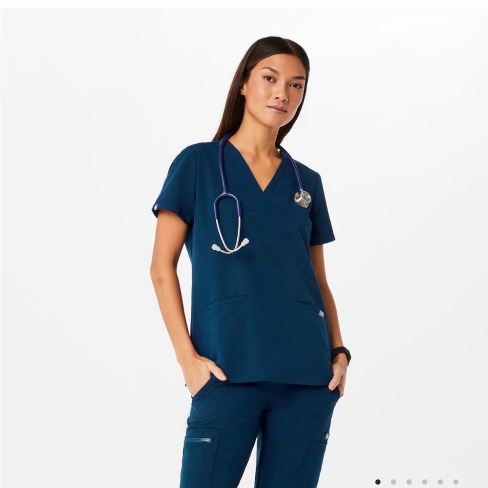 NWT Figs Casma 3 pocket top Deep reef